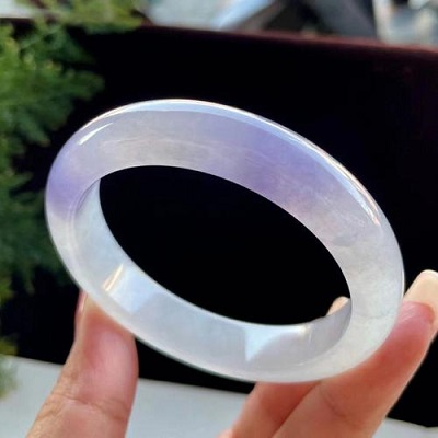 冰芙蓉种紫罗兰：翡翠中的瑰宝，独特的美丽与价值